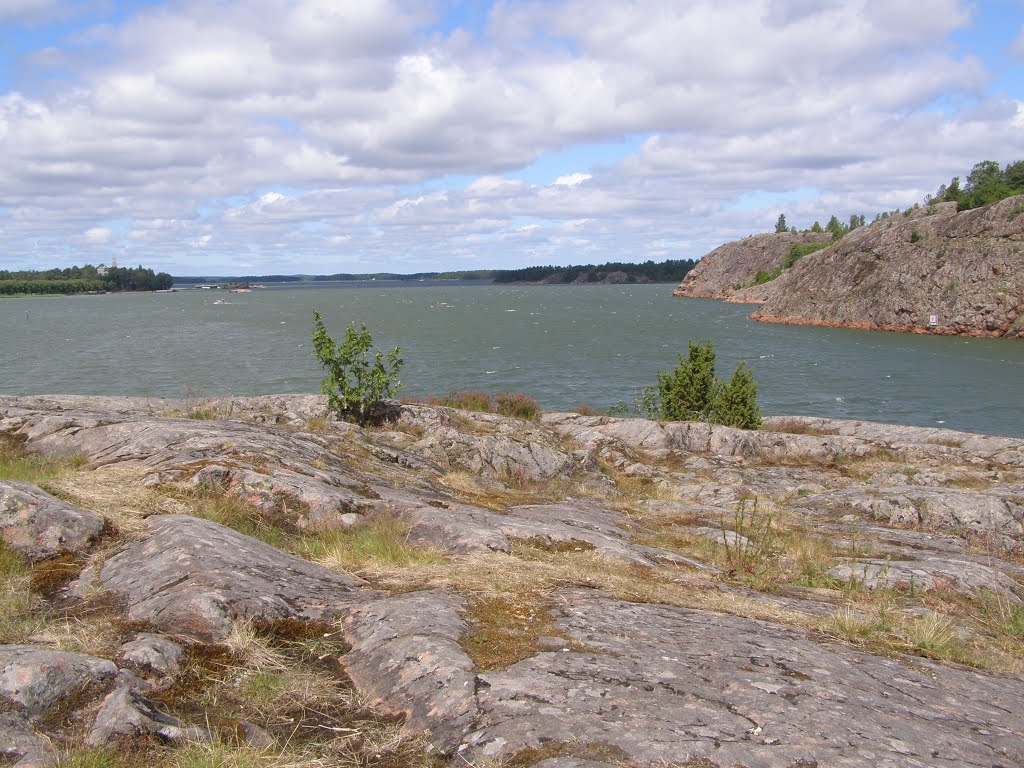 Skalisty brzeg w cieśninie Naantali by tomsojka