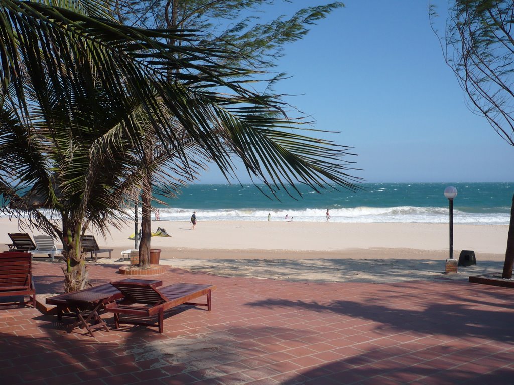 On the beach of Mui Ne by T.E.