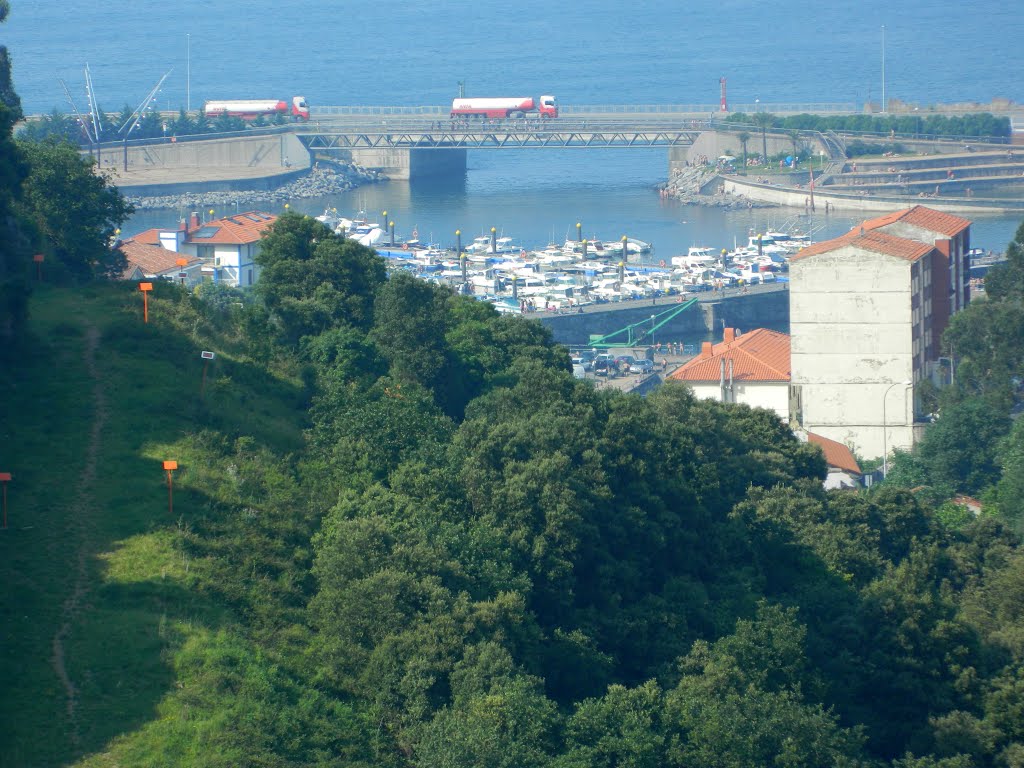 ZIERBANA (Vista del puerto desde el barrio San Roman) by A PROA