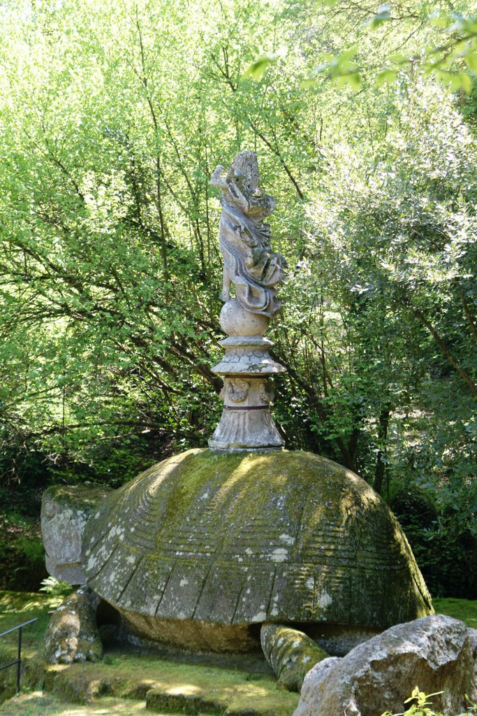 Bomarzo VT. Parco dei Mostri - Tartaruga con sopra la Vittoria Alata by billie451