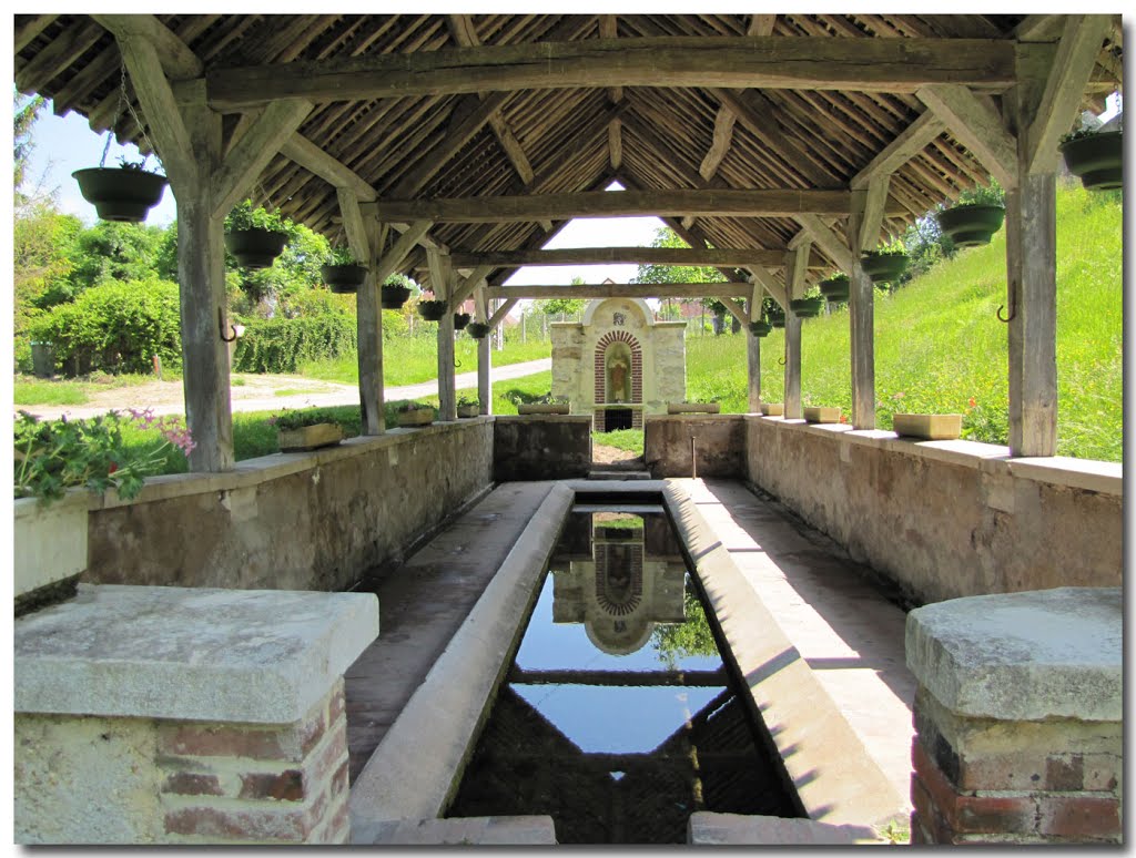 Thorigny-sur-Oreuse * ancien lavoir et la source. by Norberto CRUZ