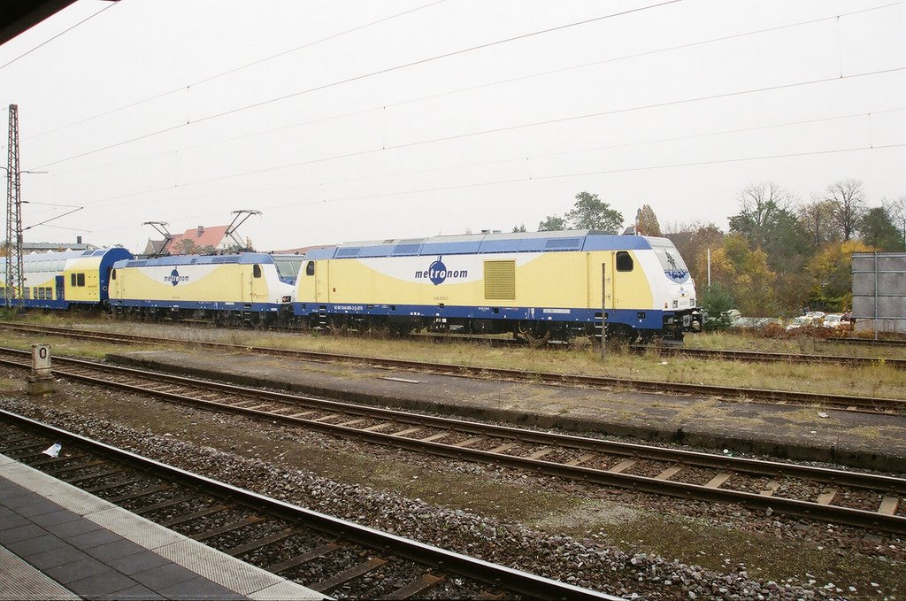 246 005. Dieselelektrische Lokomotive von Bombardier, Nennleistung 2.200 kW, Gewicht 82 t und E-Lok 146 11, ebenfalls Bombardier, Nennleistung 4200 kW, Gewicht 85 t.  1.11.2007 Uelzen by B.W.