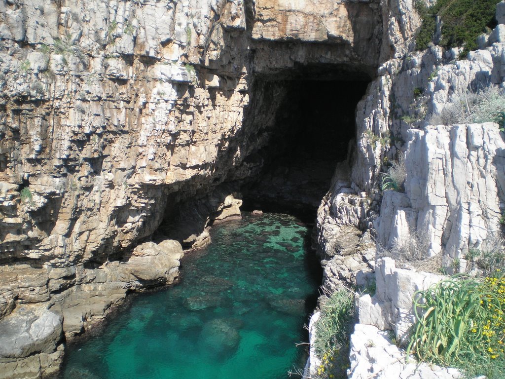 LOKRUM-CAVE by Ivo Banovac