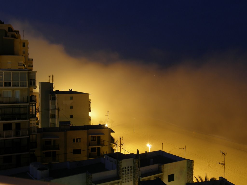 Niebla marina sobre el paseo marítimo by galadan