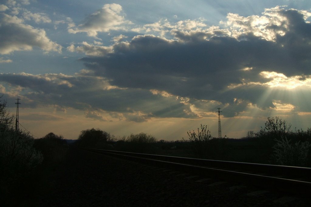 A felhőkön átszürődő fény, sinekkel. [Ötvös-Türje: 83-as szelvény; 2008. április 6.] by Czeili Gergő