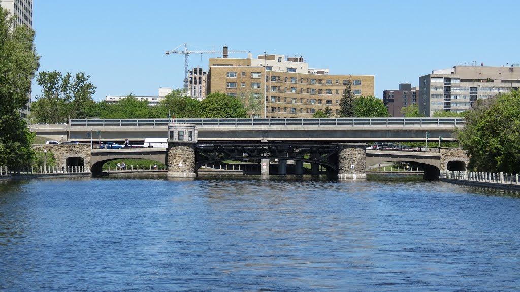 Rideau Canal, Ottawa by Bob Linsdell