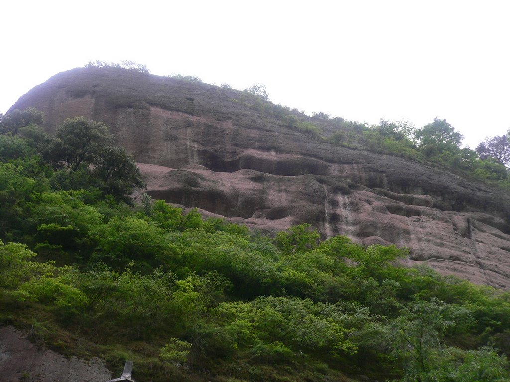 方岩岩石色彩丰富，岩层结构独特，层层皱折、纹路清晰的大石面比比皆是。现代著名作家郁达夫在《方岩纪静》中写道：“从前看中国画里的奇岩绝壁，皴法皱迭，苍劲雄伟到不可思议的地步。现在到了方岩，向各山略一举目，才知道南宗北派的画山点石，都还有未到之处。” by 江上清风1961