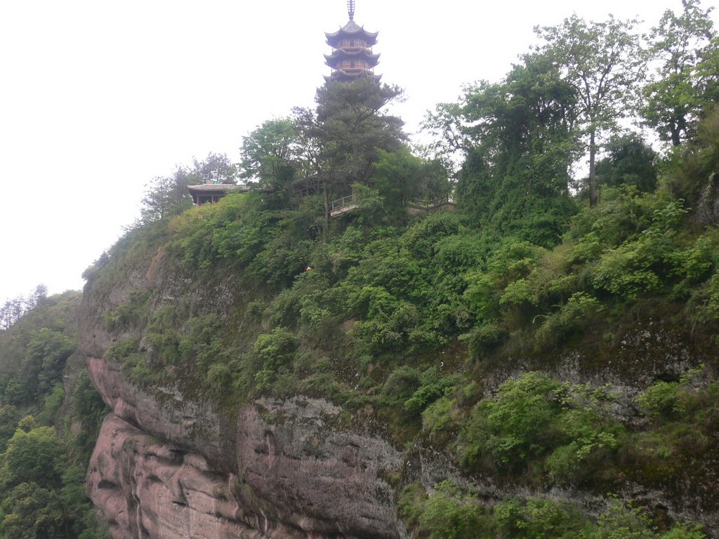 方岩石鼓寮景区内洞、溪、泉、瀑、石俱全，且山石峥嵘，绝壁丹霞，蔚为壮观。人文景观中有德清寺、卧佛寺等，都是占洞而建，依覆崖为顶，不施椽瓦，形成了独特的石洞寺庙建筑群。 by 江上清风1961