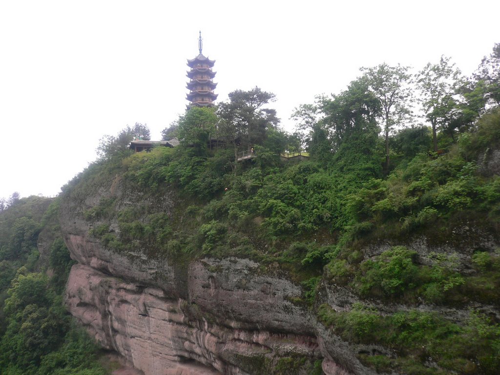 方岩山顶有胡公祠，香火长盛不衰。胡公姓胡名则，北宋婺州永康人。明道元年,，时任工部侍郎的胡则奏免了衢婺二州的身丁钱，因而深得人心，老百姓把胡公视为自己的保护神、幸福神。建在胡公祠边的毛泽东席论胡公“为官一任，造福一方”语录壁和方岩进山门入口处的宋高宗御书“赫灵”照壁遥相呼应，把极富现实教育意义的文化遗存展现在人们的面前，辉耀久远。 by 江上清风1961