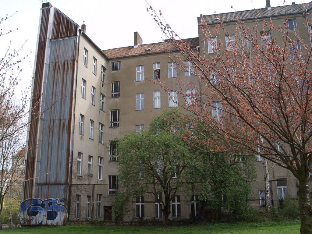 Altbau am ehemaligen Grenzstreifen [04/08] by Erik Heller