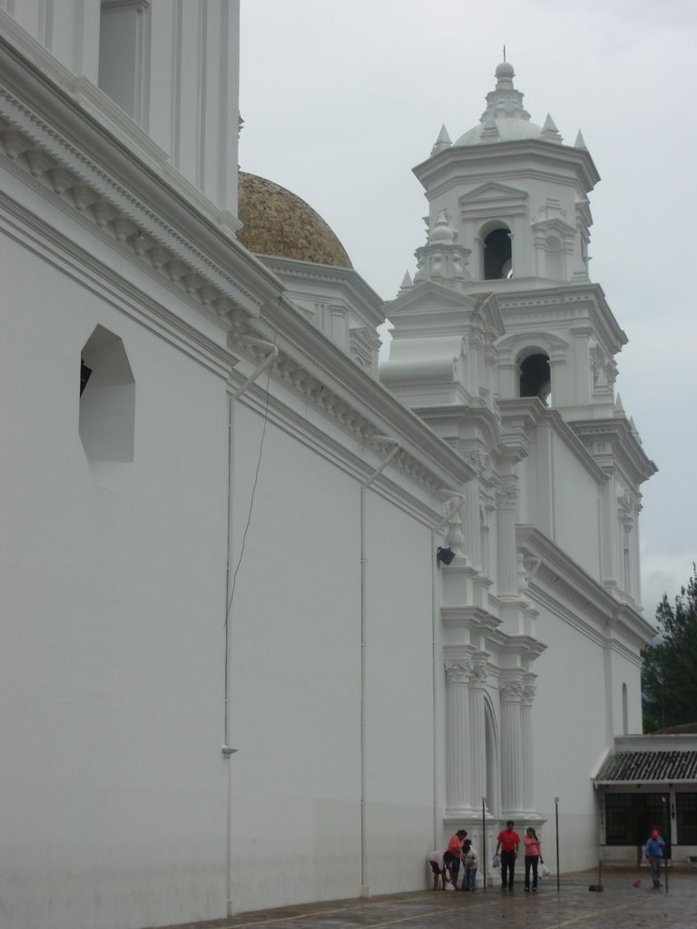 Vista lateral de Santuario Esquipulas by ChavezCastro