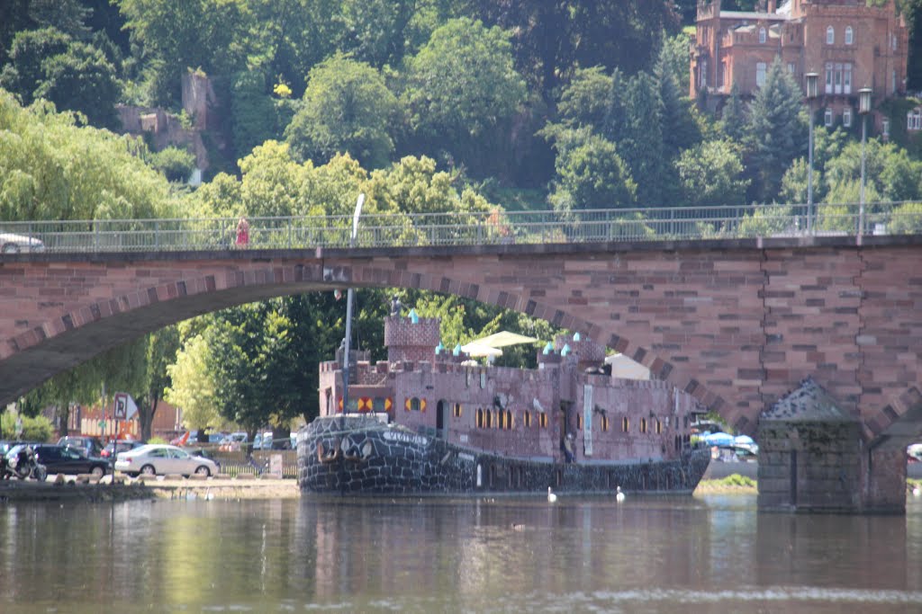 Das Museumsschiff Vlotburg liegt im Juli 2013 an der Miltenberger Mainbrücke by kdh865