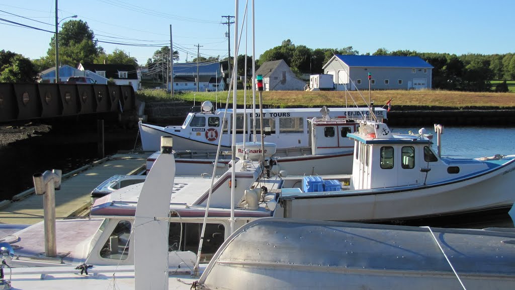 Marina, Main St S, Murray River by Bob Linsdell