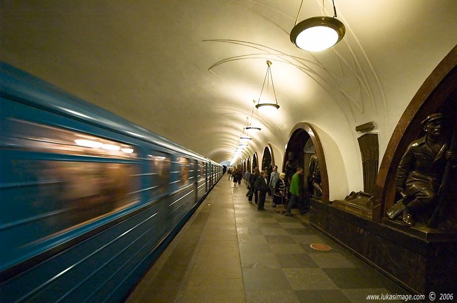 Ploscad Revolyutsii Metro by Lukas Novak