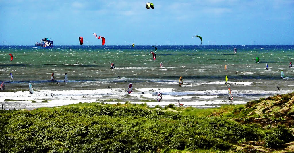 Kite surfers near Wijk aan zee by Feika