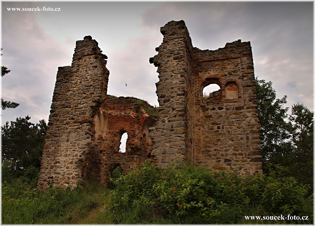 Starý Vestec - zřícenina kaple Nejsvětější Trojice 2013 by Karel Souček