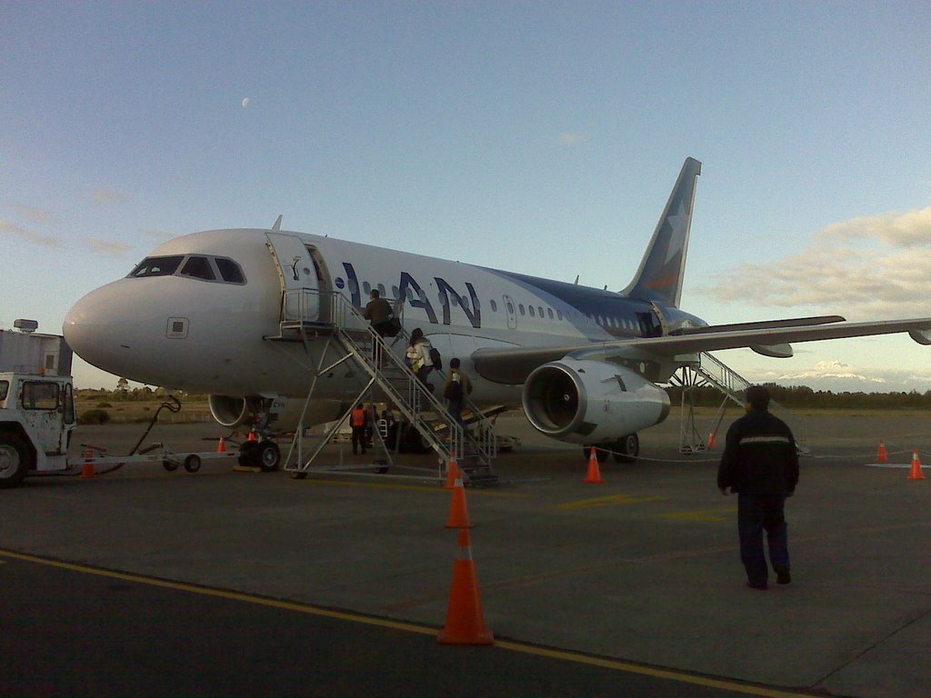 Lan en El Tepual de Puerto Montt by Andrés Reyes