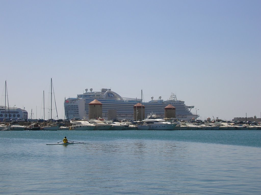 Big Cruisship in Harbour Rhodos 1 by Timmem