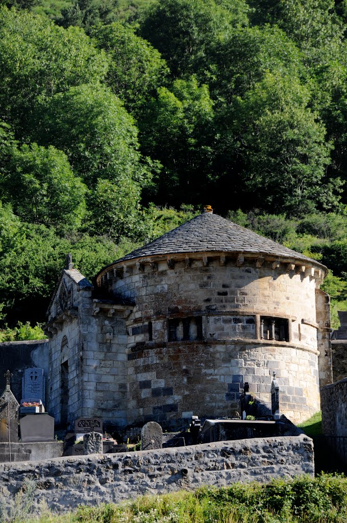 Chapelle funéraire romane à Chambon sur lac, Puy de Dôme by jl capdeville