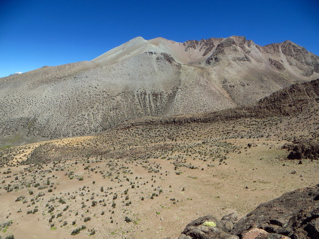 Valley in Sajama by CarmelH