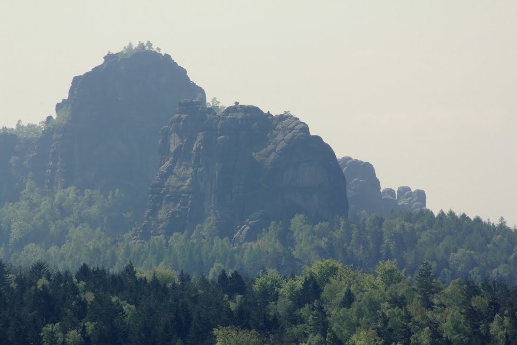 Auf dem Panoramaweg - Blick zu den Schrammsteinen by labeblues