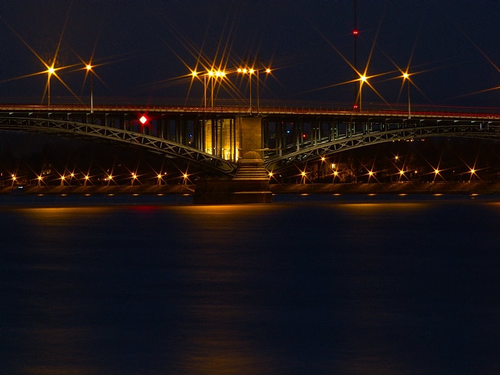 Heussbrücke bei Nacht 5 by Sequoia