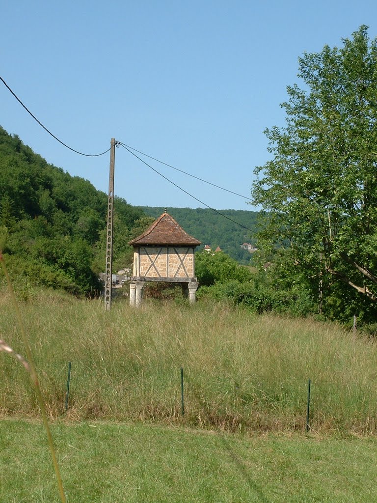 Pigeonnier à Larroque-Toirac by Yann LESELLIER