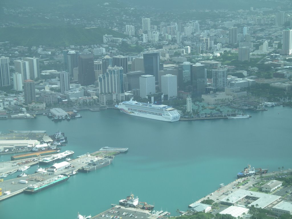 Cruise ship at Aloha Tower by silversvs