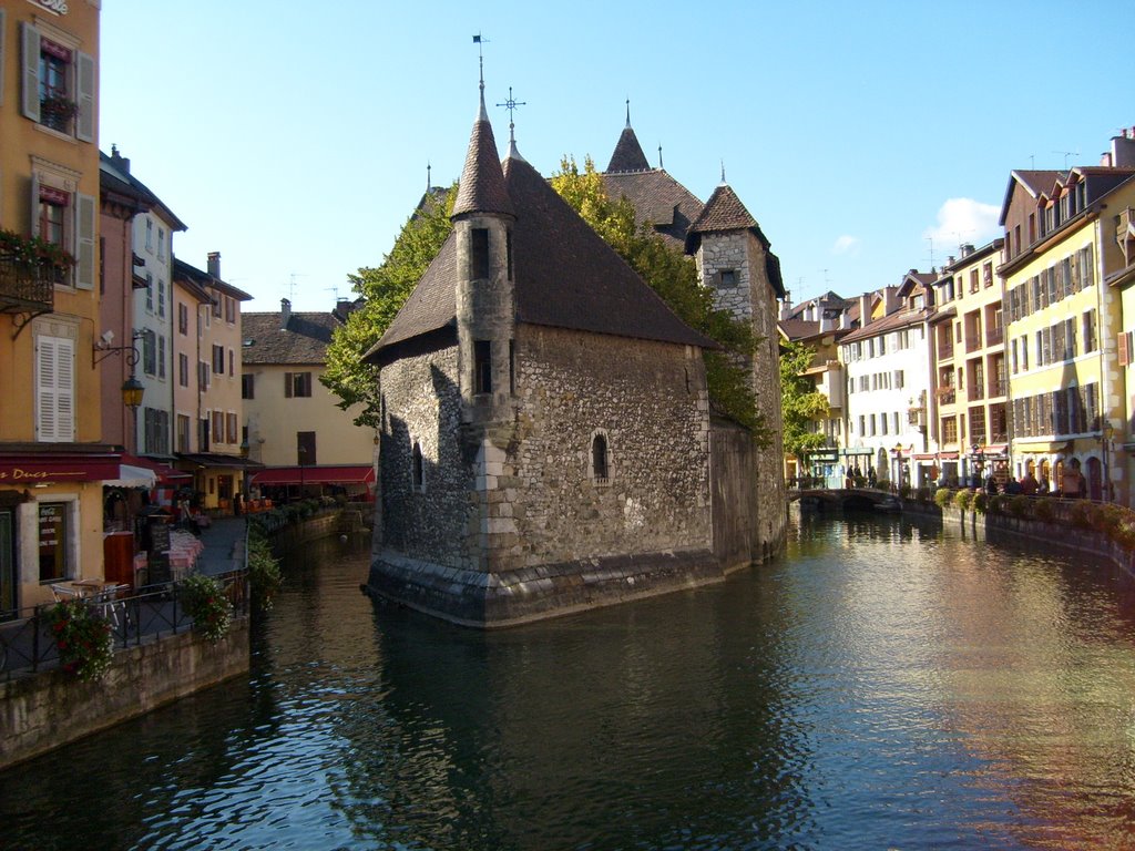 Le Palais de L'Isle, Annecy by ooiimm