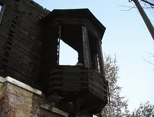 Ruines of the Pozharskikh hotel after a fire in 2002 by IPAAT