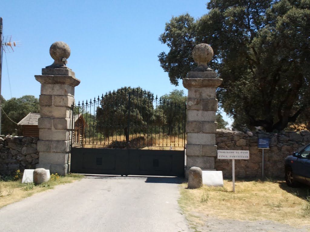 Puerta de Acceso al Soto de Viñuelas by jalcaire