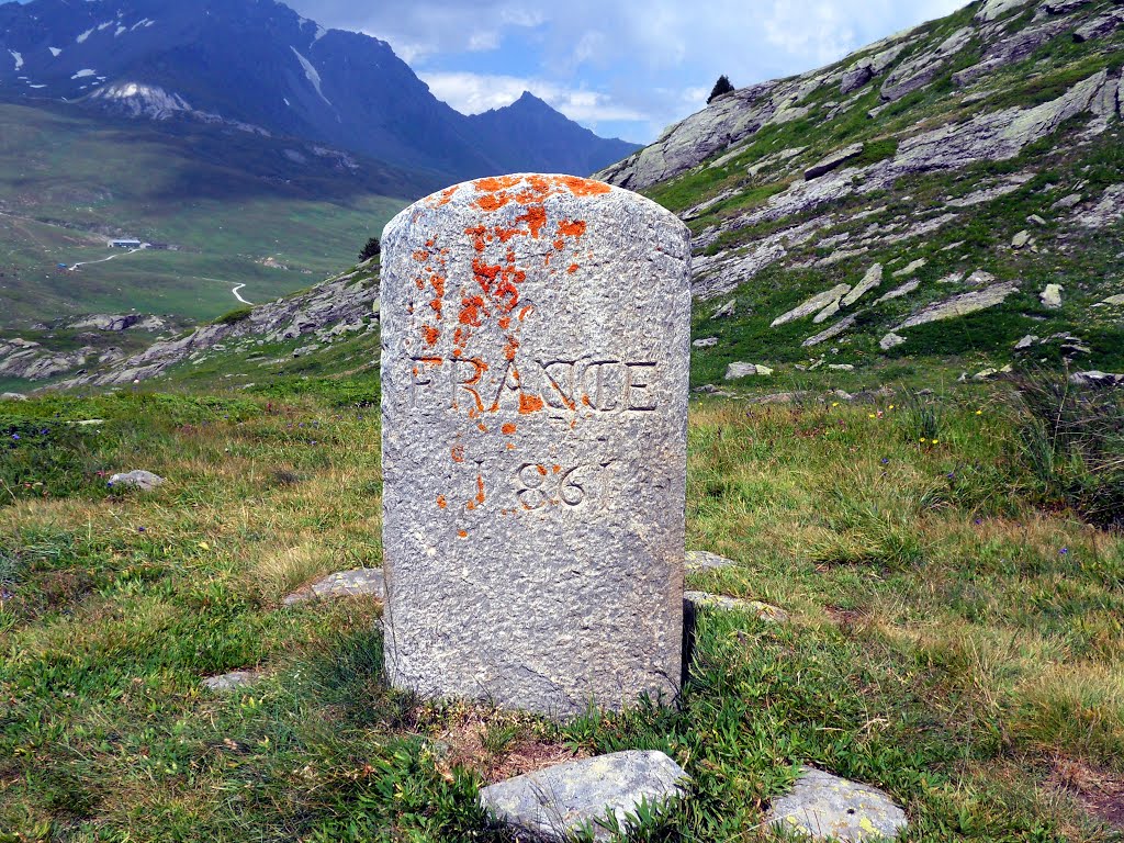 Col du Petit Mont Cenis : Ancienne borne frontière marquant la séparation entre la France et l'Italie de 1861 à 1947 by Matopée