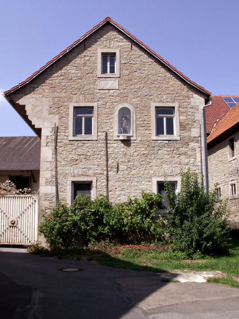 Ungewöhnliche Hausfassade eines bäuerlichen Wohnhauses des 19. Jh. by WanderGroschi & CGK