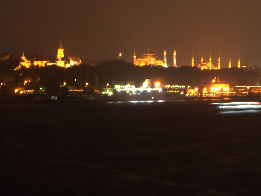 Méquitas Azul y Santa Sofía de Noche by UBATÉ