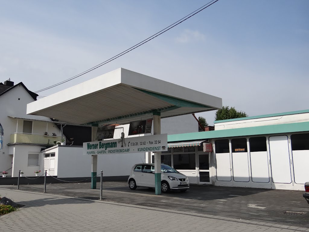 Ehemalige Tankstelle by vrroouumm