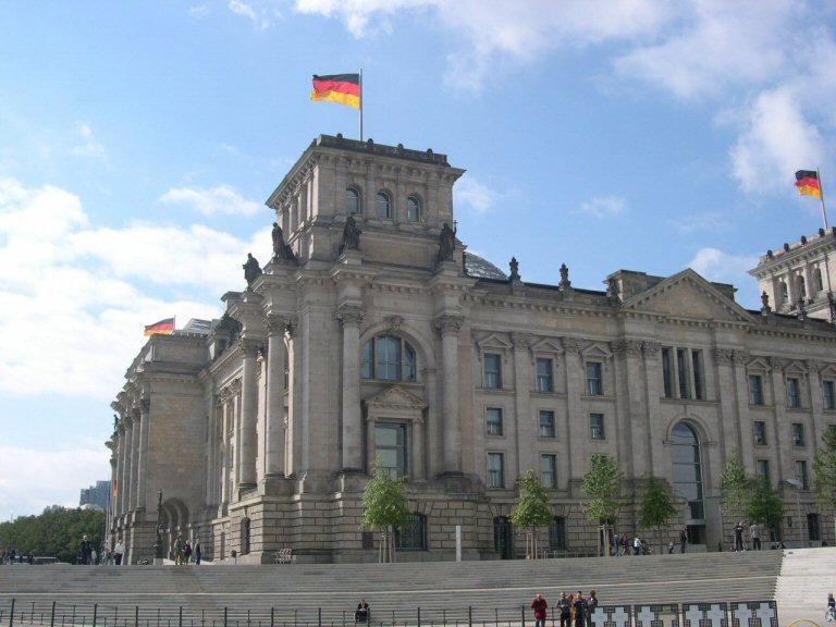 Reichstagsgebäude Spreeseite by gemue