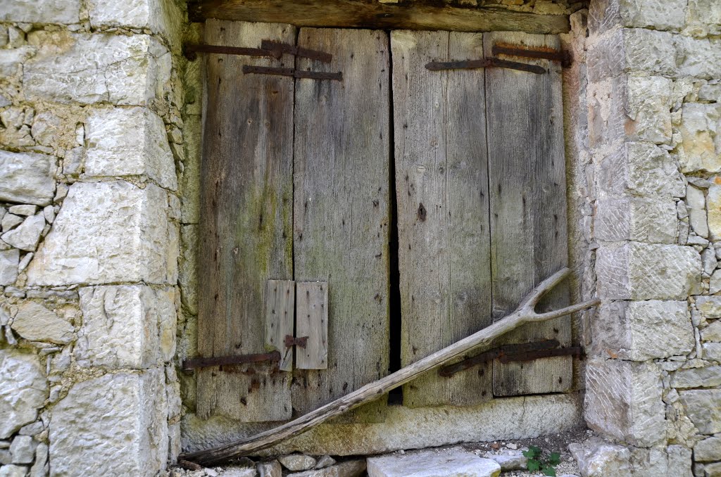 Old window (Robidišče, Slovenia) by mima80