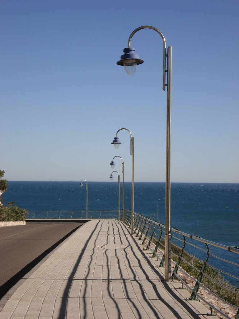 Paseo al Faro, Cullera by Popul