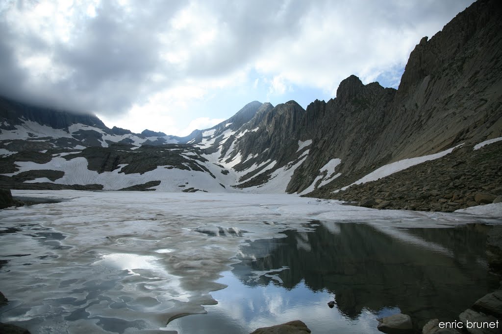 Llac de Marboré (2.595m.), al fons el coll d'Astazou by enric brunet