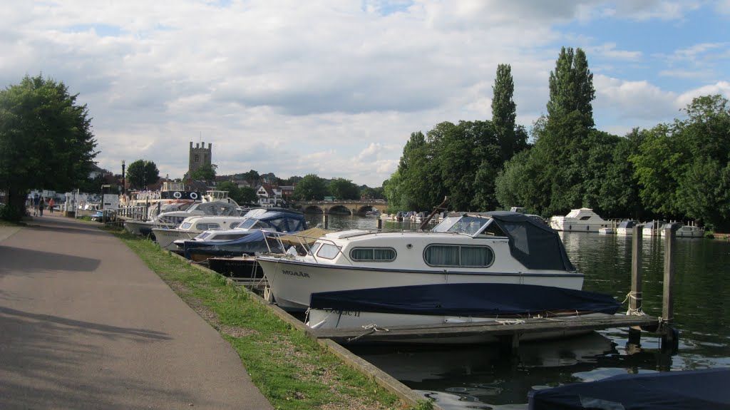 Walking in Henley on Thames by Tillyfarlar