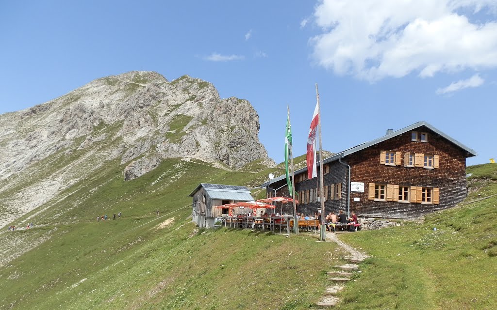 Nördlinger Hütte mit Reither Spitze by rotschild