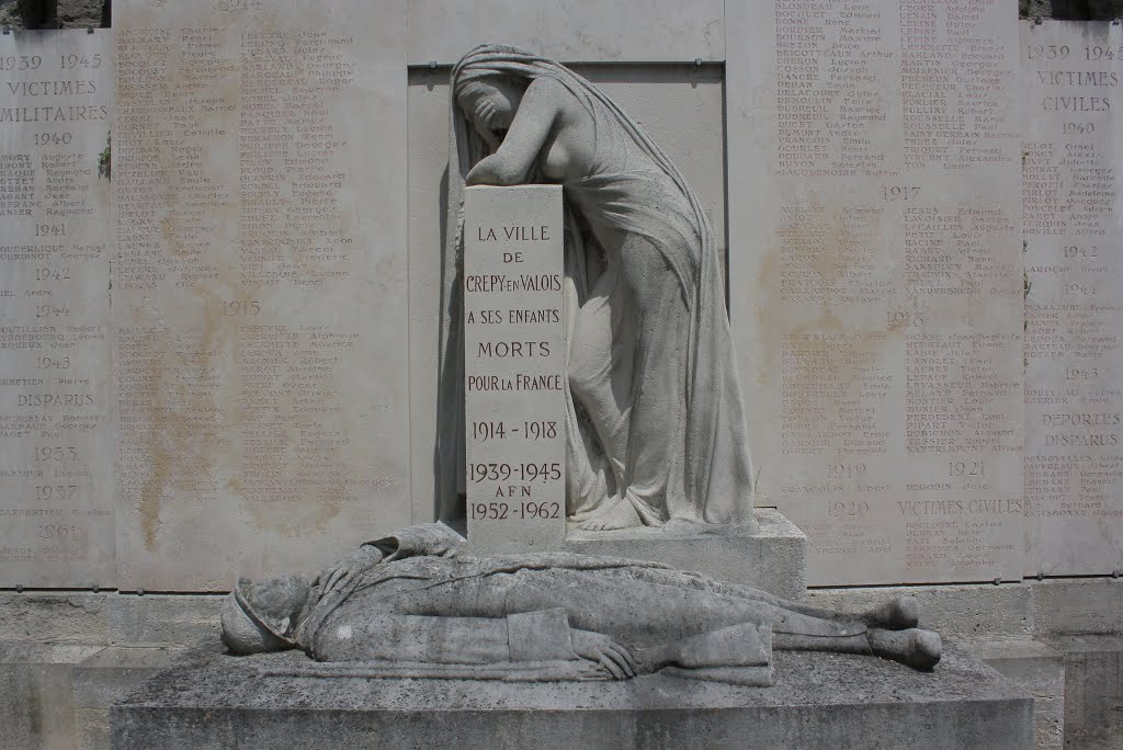 *Crépy-en-Valois: monument aux morts by Hans Briaire