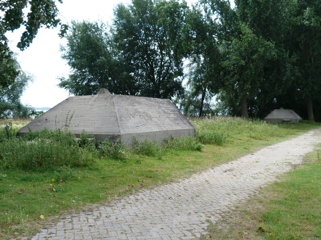 Nederlandse "piramide"bunker 1940(zuidfrond vesting Holland) by stevenvanValen+hannekeRolloos