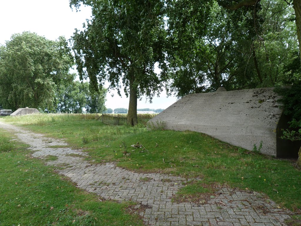 Nederlandse "piramide"bunker 1940(zuidfrond vesting Holland) by stevenvanValen+hannekeRolloos