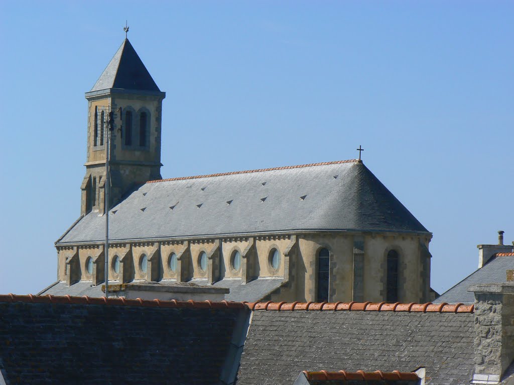 Ile de Sein - Zoom vers l'église Saint Guénolé by Luc Kessel