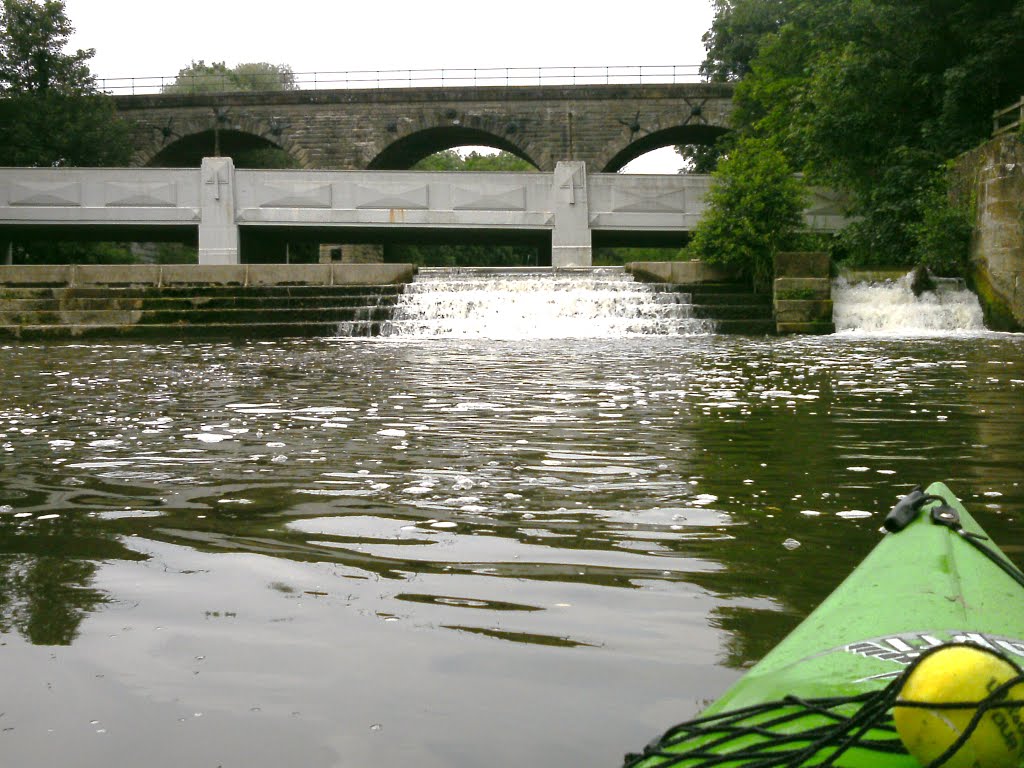 Weir on the River Leam by Meic W Caerdydd