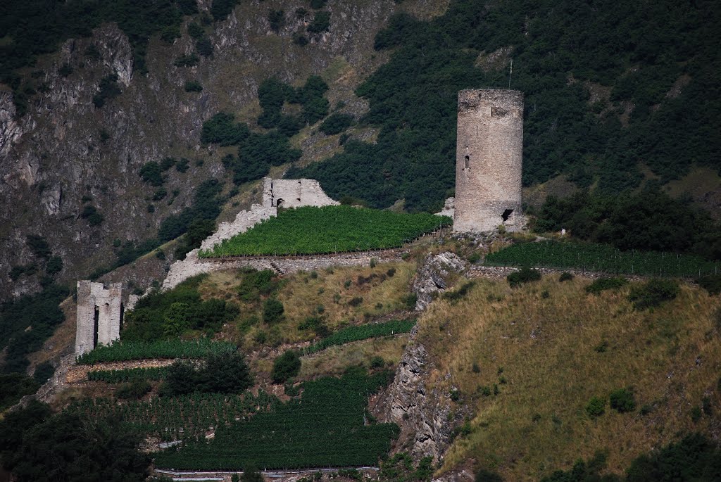 Bourg médiéval de Saillon. La tour. by Chevrolet André (Papoudede)