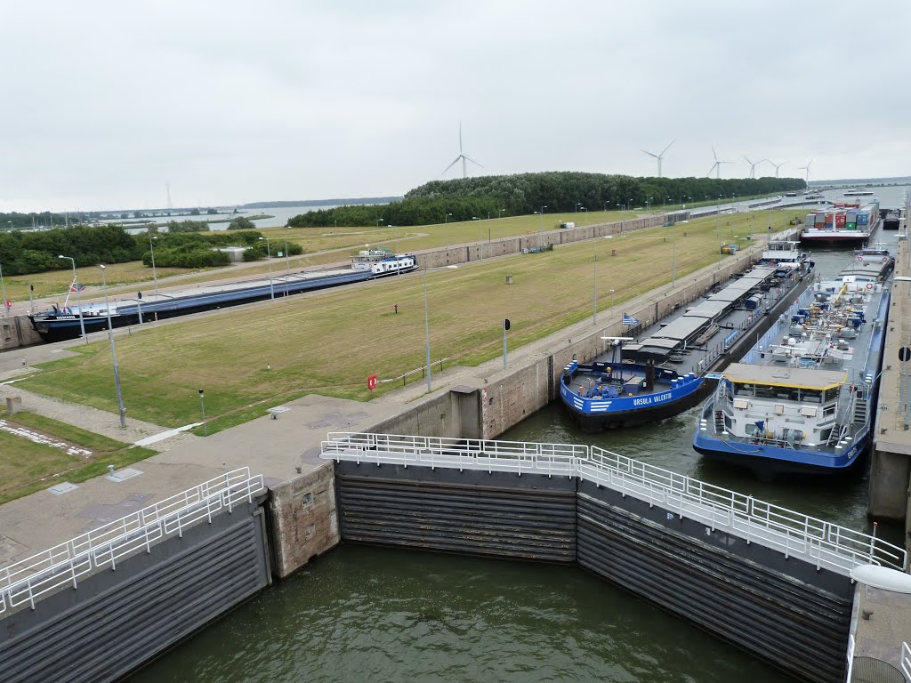 Boten in de sluis by stevenvanValen+hannekeRolloos