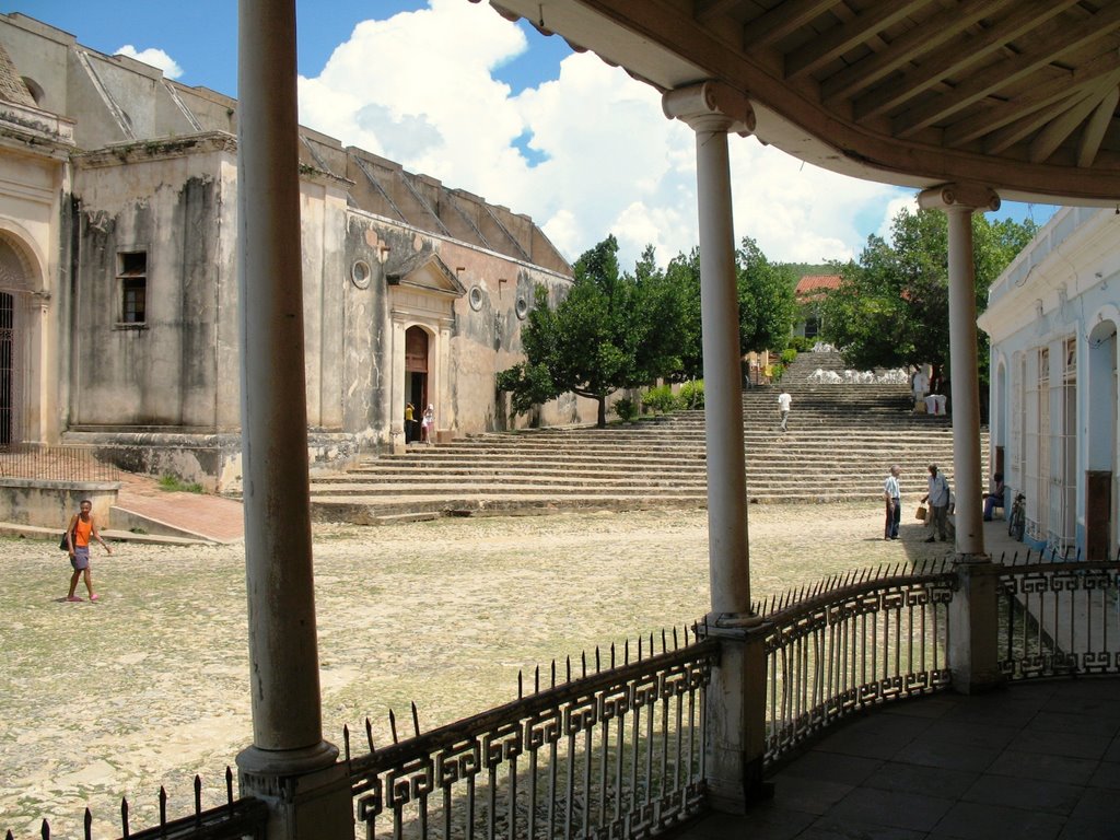 Trinidad, plaza con escalera al lado de la Iglesia Parroquial by Antje