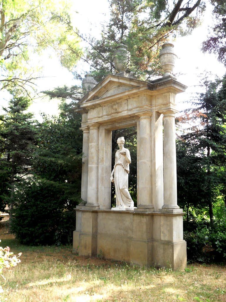 Jardines de la residencia salesiana Martí-Codolar by xabier3007